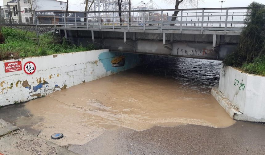 Kocaeli'de sağanak sebebiyle alt geçidi su bastı