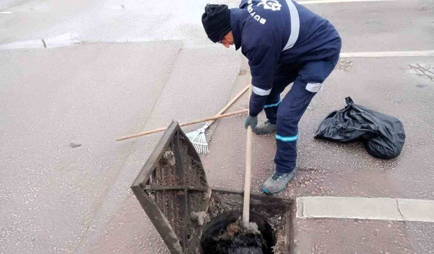Kocaeli'de su baskınlarına karşı mazgal ve menfez temizliği aralıksız sürüyor