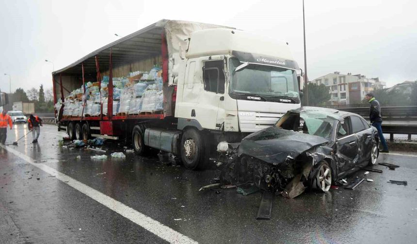 TEM'de 6 Araç Birbirine Girdi: Tırda Yüklü Sular Yola Saçıldı