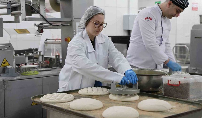 Üniversite öğrencileri kendi elleriyle yaptıkları pideleri iftar çadırında dağıttı