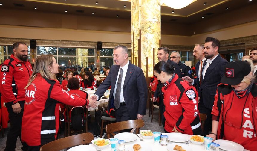 Başkan Büyükakın Afet Gönüllüleri İle İftar Yaptı