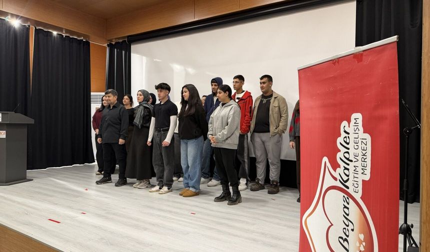 Beyaz Kalpler, Mehmet Akif Ersoy’u Andı