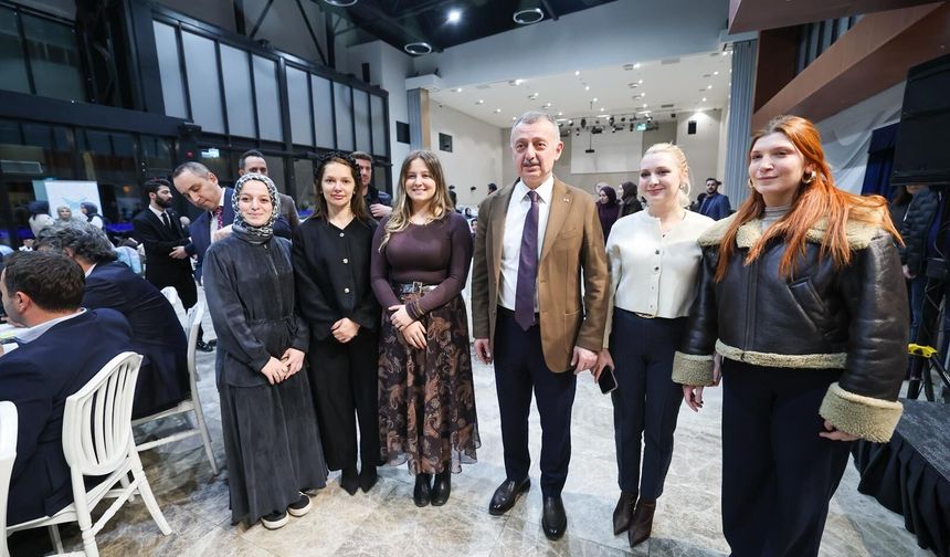 Büyükakın, TÜGVA İftarında Gençlerle Bir Araya Geldi