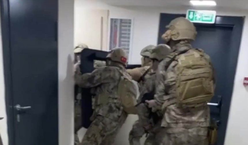 15 yıl hapis cezasıyla aranıyordu: Sahte avukat kimlikleriyle yakalandı