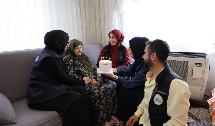 92 yaşındaki çınara doğum günü sürprizi