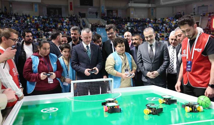 Başkan Büyükakın ve Kocaelisporlu futbolcular 'robot futbolu' oynadı
