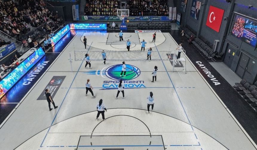 Çayırova'da kadınlar voleybol dostluk maçında buluştu