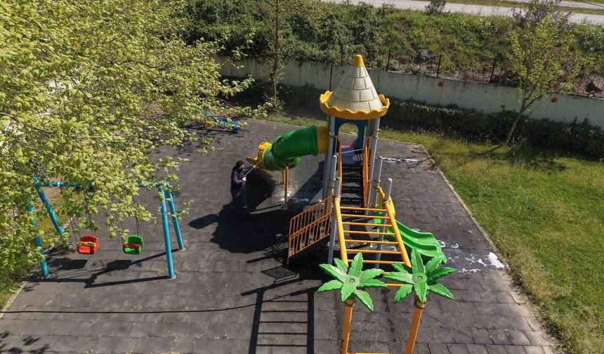 Çayırova'da parkların oyun grupları yıkanıyor