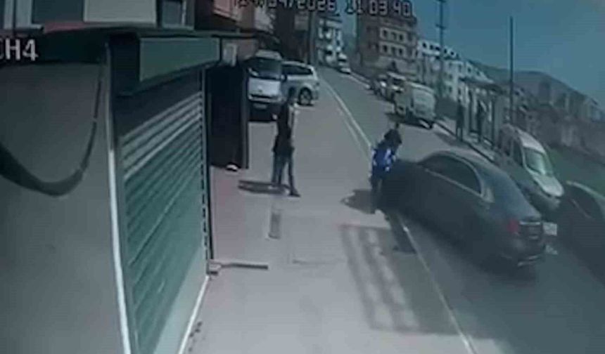 Çocuğunu tehdit ettiğini iddia ettiği motosikletliye otomobiliyle böyle çarptı