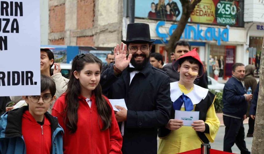 İzmit'te edebiyat kahramanları sokaklara indi