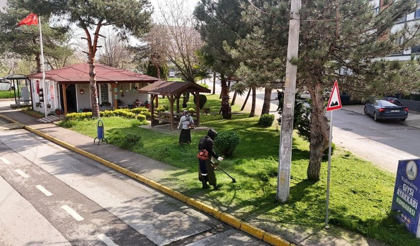 Kartepe'de yeşil alanlarda bakım ve temizlik çalışmaları sürüyor