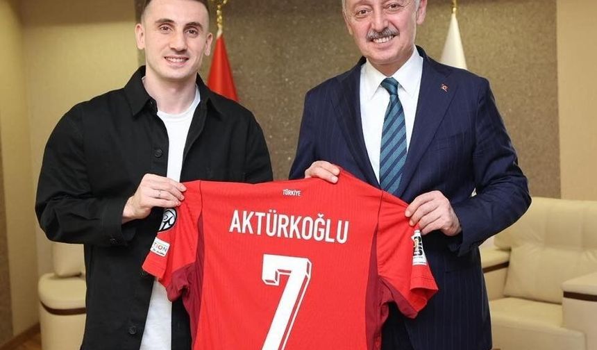 Kerem Aktürkoğlu'ndan Başkan Büyükakın'a ay-yıldızlı forma