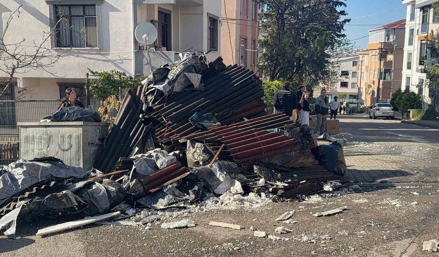 Kocaeli'de tadilatta olan binanın çatısı alevlere teslim oldu