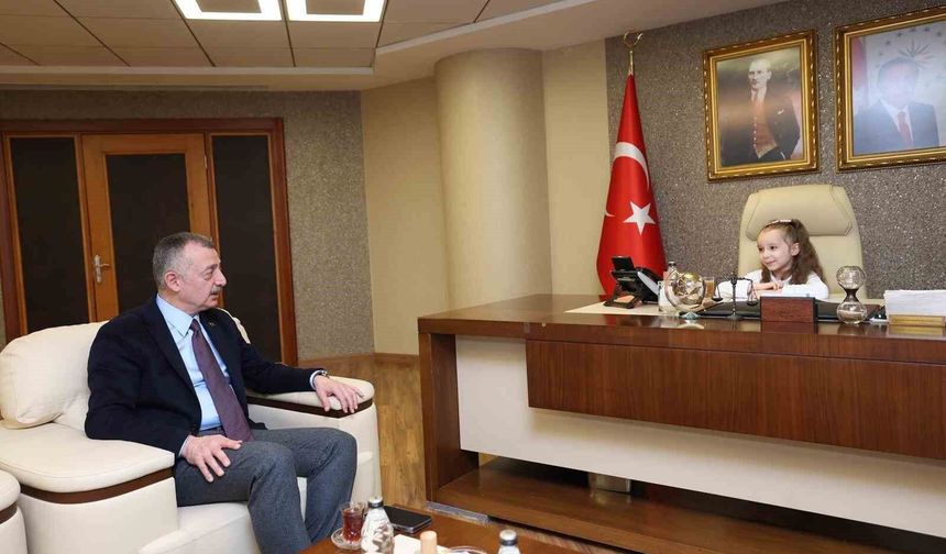 Koltuğu devralan minik başkan ilk talimatlarını verdi