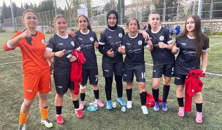 Körfez'in kız futbol takımlarından çifte galibiyet