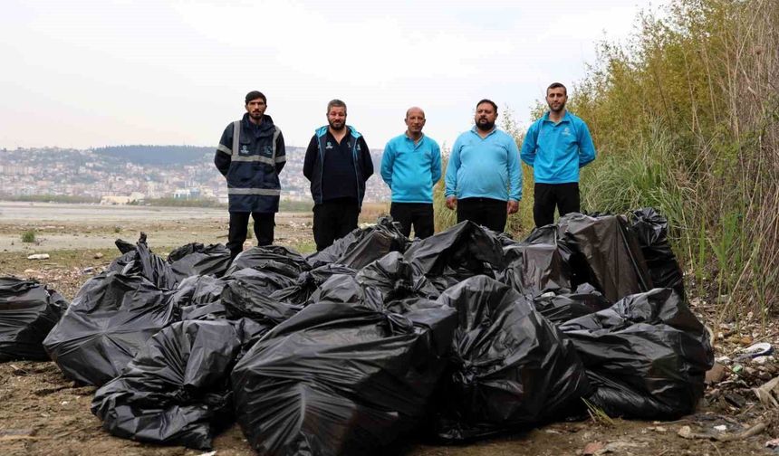 Mavi Takım'dan sahilde temizlik: 50 torba atık toplandı