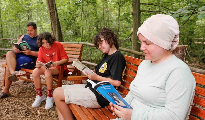 Orman Kütüphanesi'nde kuş sesleri eşliğinde okuma keyfi