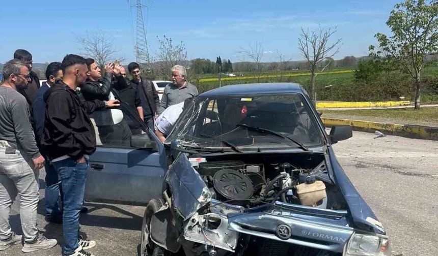 Otomobil ile otobüs çarpıştı: 1 yaralı