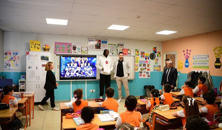 Şampiyon dev adamlar öğrencilerle bir araya geldi