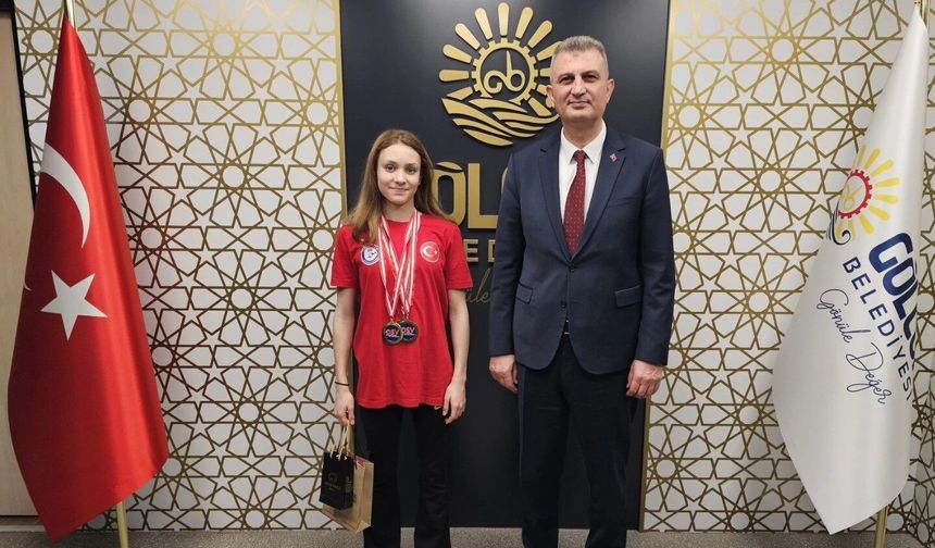 Şampiyon milli yüzücü Alara sevincini Başkan Sezer ile paylaştı