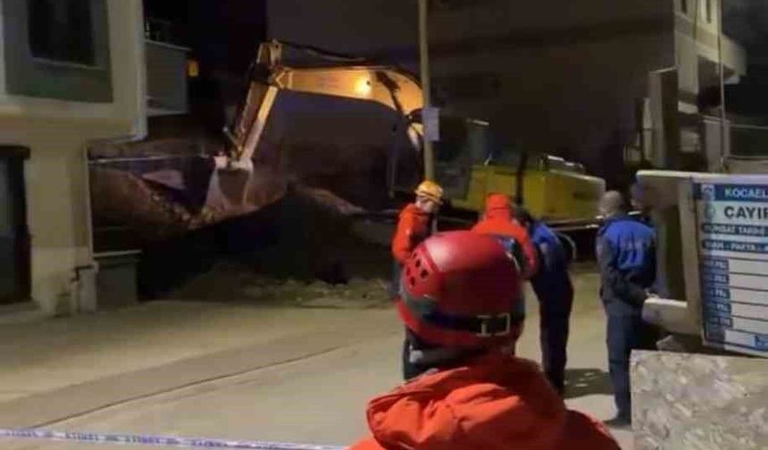 Temel kazısında toprak kaydı, çatırdama sesleri gelen 5 katlı bina boşaltıldı