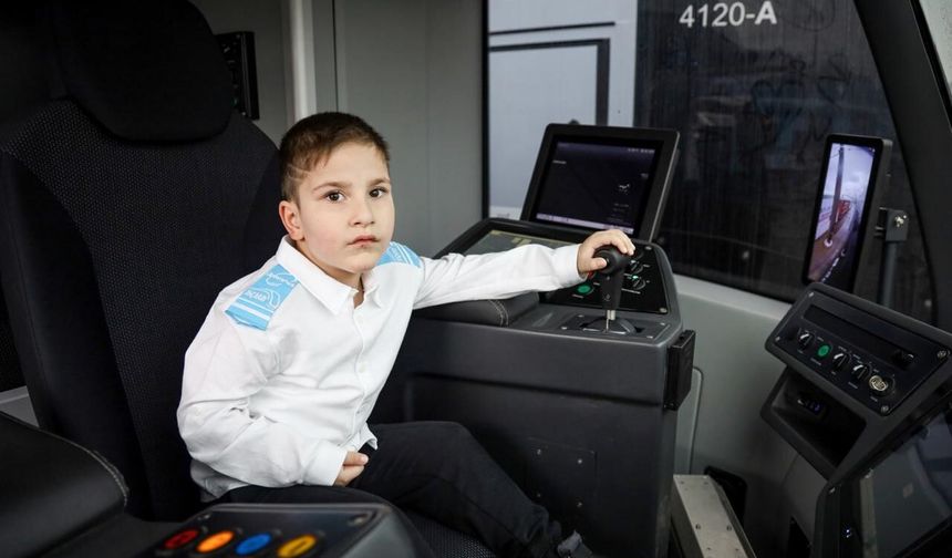 Tramvay tutkunu 6 yaşındaki Muhammet Enes'in hayali gerçeğe dönüştü