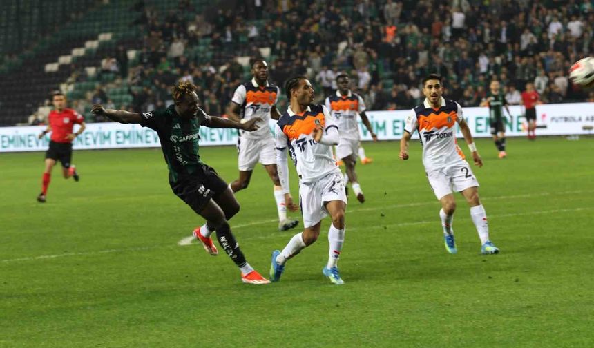 Trendyol Süper Lig: Kocaelispor: 0 - Başakşehir: 0 (İlk yarı)