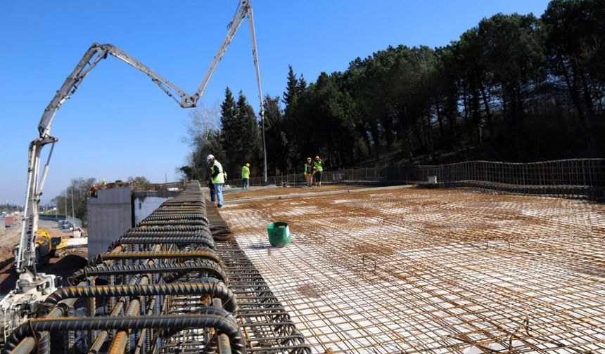 Başiskele Kavşağı’nda ‘78 tonluk’ Gece Mesaisi