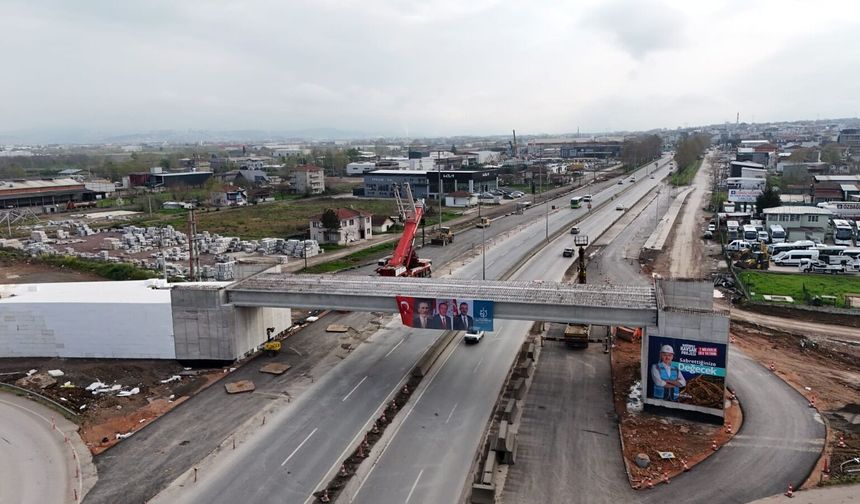 Başiskele Kavşağı’nda Dev Kirişler 9 Saatte Yerleştirildi