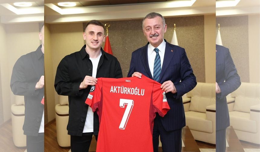 Kerem Aktürkoğlu'ndan Başkan Büyükakın'a Ay-Yıldızlı Forma