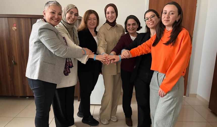 Otizm İçin Mavi Bilekliklerle Büyük Mesaj