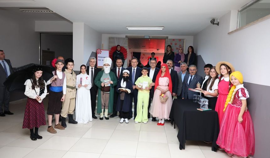 Derince’de Kitapların Işığı Sahneyi Aydınlattı