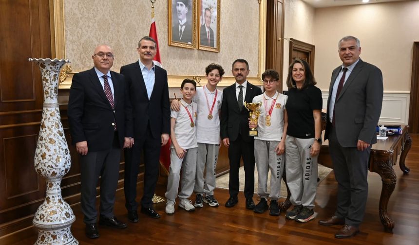 Körfez Özel Uğur Okulları Yönetimi ve Şampiyon Öğrencilerinden Vali İlhami Aktaş'a Ziyaret