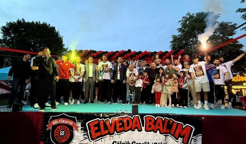 Şampiyon Gölcükspor, Kupasıyla Kente Döndü