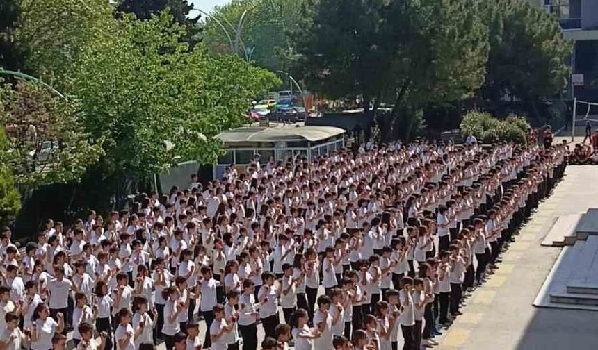 537 öğrenciden dev kaşık oyunu koreografisi