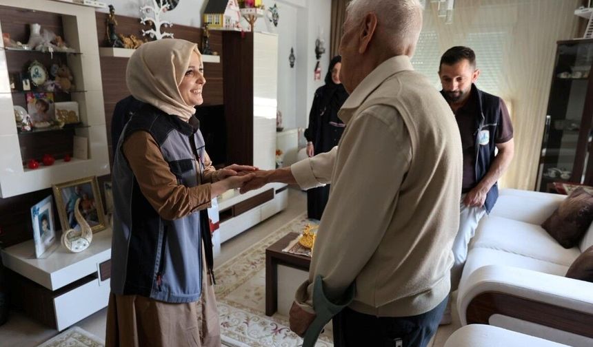 'Alo Evlat' ekipleri bayramda yaşlıları yalnız bırakmadı