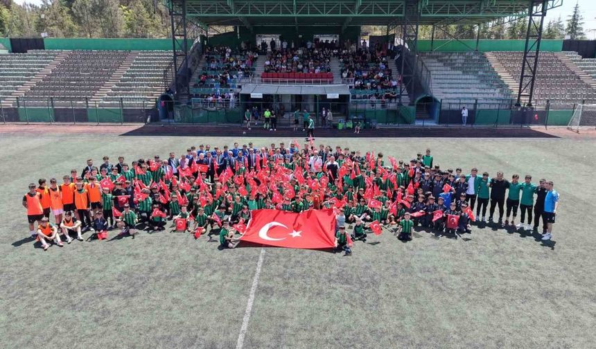Çayırova'da 19 Mayıs coşkusu yeşil sahaya taşındı