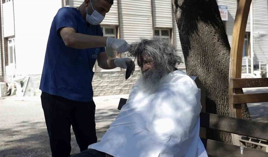 Çöp evden kurtarılan Süleyman Amca'nın inanılmaz değişimi kamerada