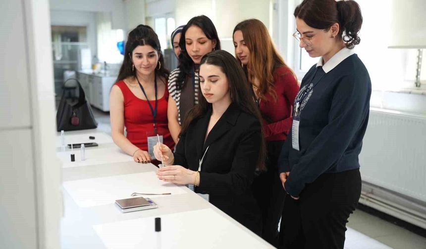 Geleceğin diş hekimleri ve eczacıları sektörün nabzını tuttu