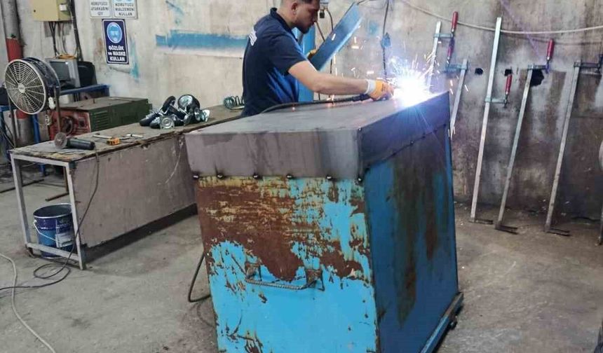 Gölcük'te eskiyen konteynerler çöpe gitmiyor, yenilenerek tasarruf sağlanıyor