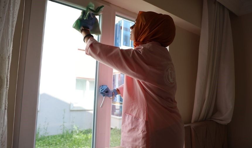 Kartepe'de 'Alo Evlat' ekipleri yaşlıları bayrama hazırlıyor