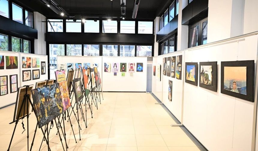 Kartepe'de lise öğrencilerinden 'Gençlerin Renkleri' resim sergisi