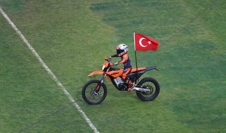 Kocaeli Stadyumu'nda Zayn Sofuoğlu'ndan motosiklet şovu