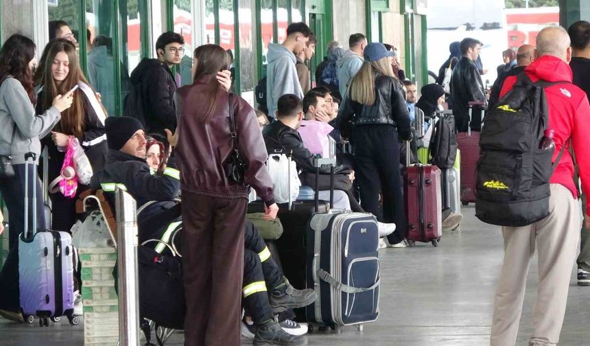 Kocaeli'de Otogarda Bayram Yoğunluğu: Biletler Tükenmiş Durumda
