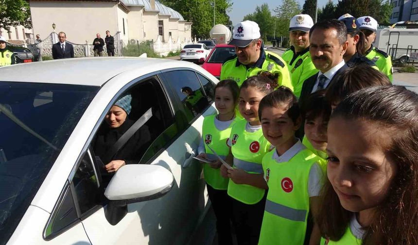 Minik trafik dedektifleri görev başında: Hem öğrendi hem öğretti