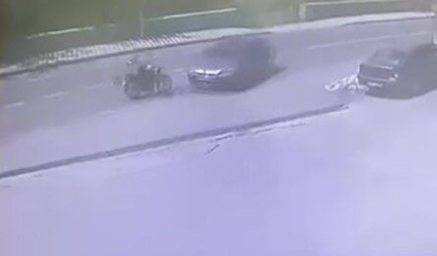 Otomobille çarpışan motosikletlinin kaza anı kameraya yansıdı