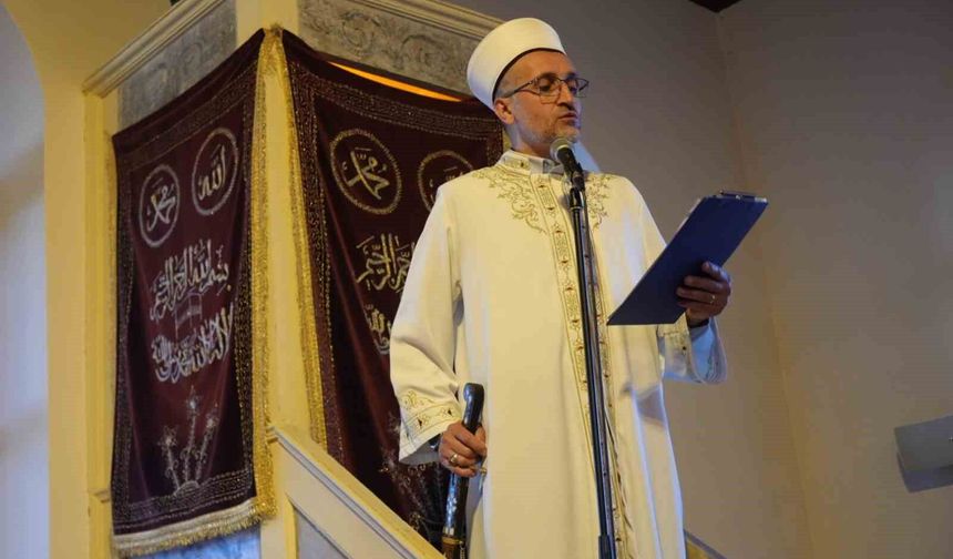 Sultan Abdülmecid'in şifa bulduğuna inanılan camide 100 yıllık kılıçla bayram hutbesi