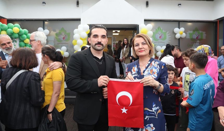 Şehit Polis Şeyda Yılmaz’ın Kabrinden Getirilen Bayrak  Çınar Çocuk Evi’ne Emanet Edildi