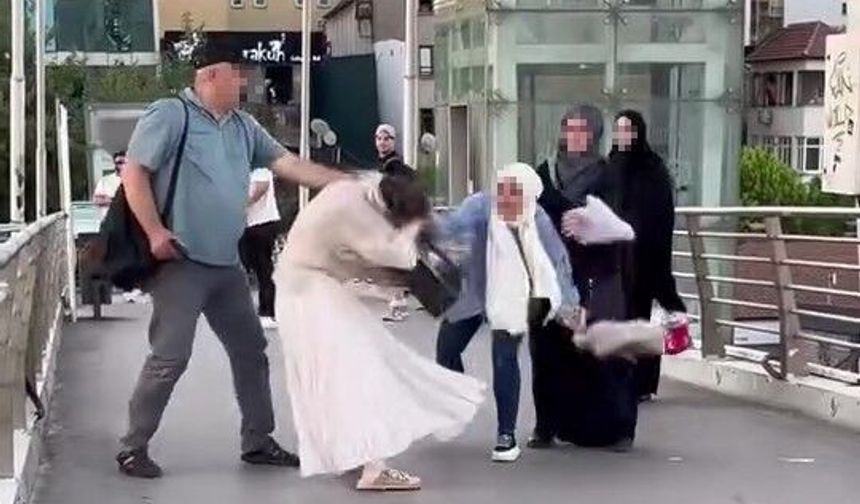 Üst geçitte hemcinsini darp etti: O anlar kamerada