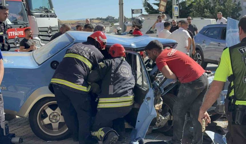 Ardı ardına şerit değiştiren sürücü kaza yaptı: 3 yaralı